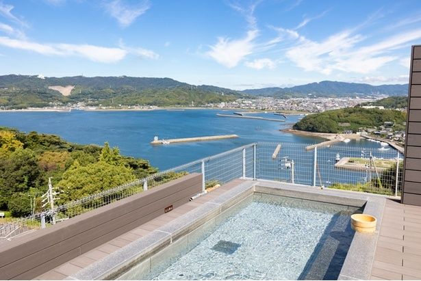 「天空露天風呂 天音の湯」(男湯)。男湯からは漁港などが見える 撮影＝佐藤僚馬