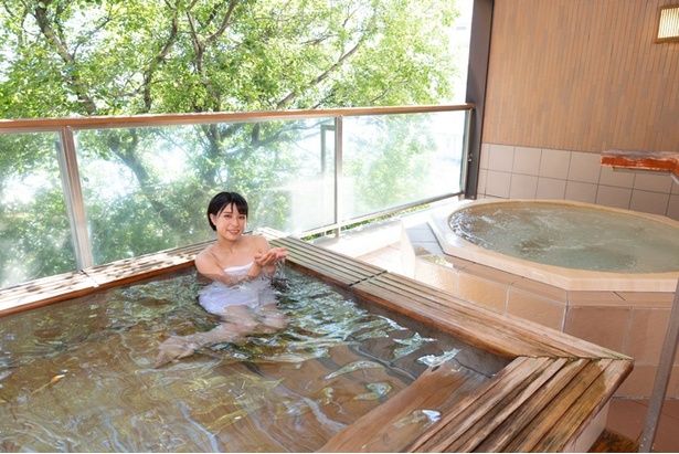 【写真】1階「大浴場」に併設された露天風呂(女湯)で。「露天風呂は温泉なので、ここも入浴してほしいです」(かほなん) 撮影＝佐藤僚馬