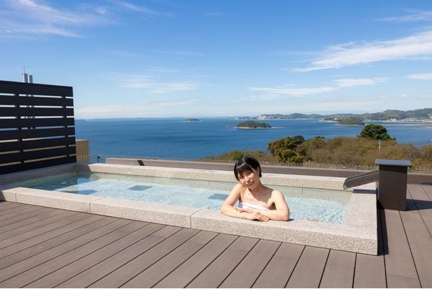 「天空海遊の宿 末広」自慢の「天空露天風呂 天音の湯」(女湯)で、西浦温泉を満喫中のかほなん 撮影＝佐藤僚馬