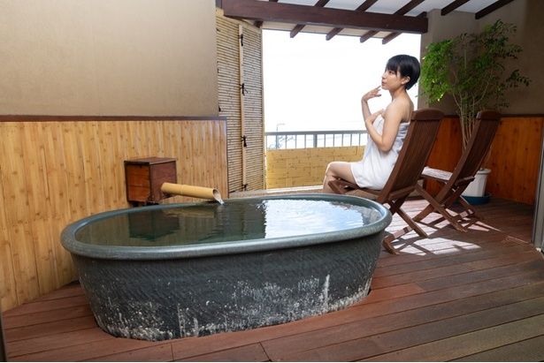 貸切風呂「海」。予約制のため、当日フロントにて要確認 撮影＝佐藤僚馬