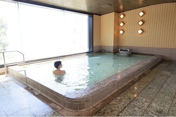 1階「大浴場」(女湯)。「内湯も広々していて気持ちいい！」(かほなん)。高台にある宿なので、1階でも眺望はよく、海が見える 撮影＝佐藤僚馬