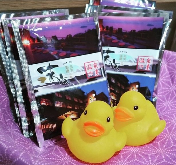 取材時のこぼれネタ：末広オリジナルの温泉の素(1回分150円、5回分セット750円)を施設内売店で販売中。撮影時にかほなんの入浴をうらやましく思ったスタッフは、この温泉の素を購入。かほなんが堪能した西浦温泉の湯を自宅にて満喫し、取材の疲労を回復したのでした