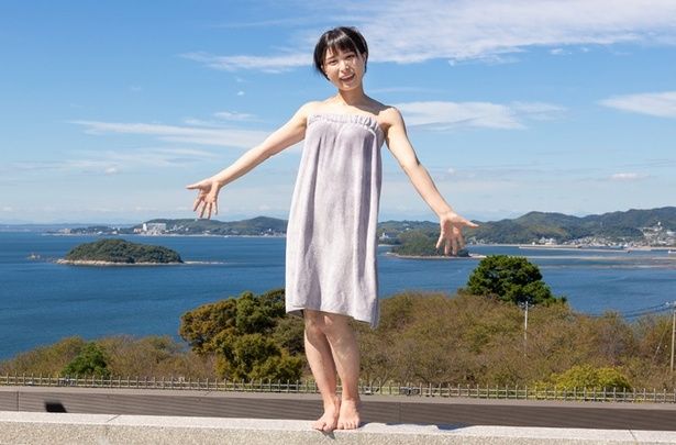 「天空露天風呂 天音の湯」では、裸のほか、タオル着用での入浴もOK。屋上には無料の湯あみ着も用意されているので気軽にレンタルしよう 撮影＝佐藤僚馬