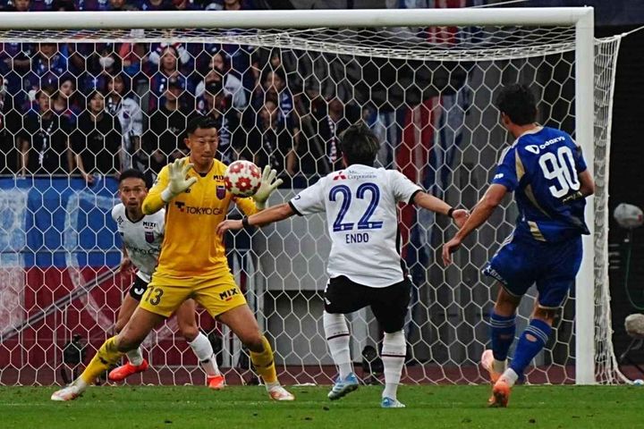 画像: 強烈なシュートをはじく波多野