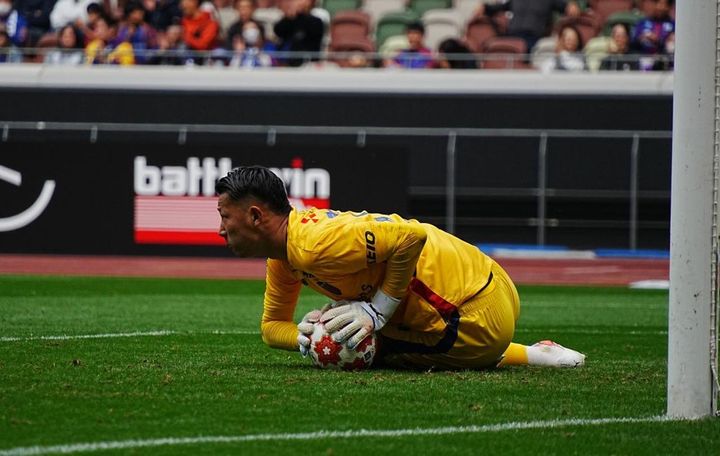 画像: しっかりとボールをキャッチする波多野