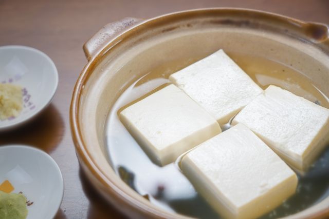昆布と豆腐が入った土鍋 湯豆腐 イメージ