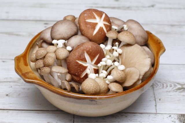 土鍋に入った吹きすうのきのこ しいたけ しめじ えのきなど