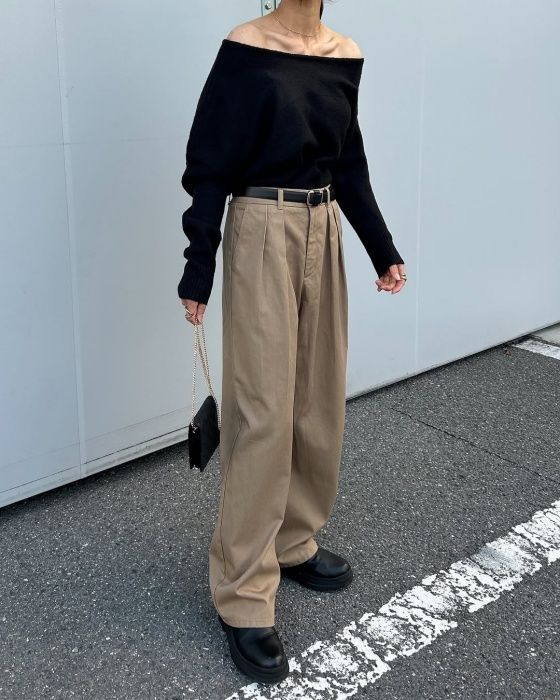 GU「チノバレルレッグタックパンツ」