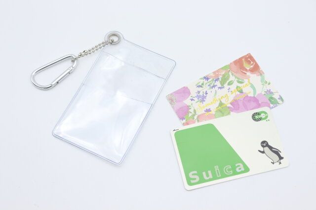 ダイソーのカードが2枚入るIDケース（クリア、乳白、黒）