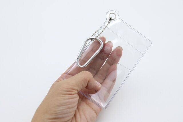 ダイソーの機能的なIDケース（クリア、乳白、黒）