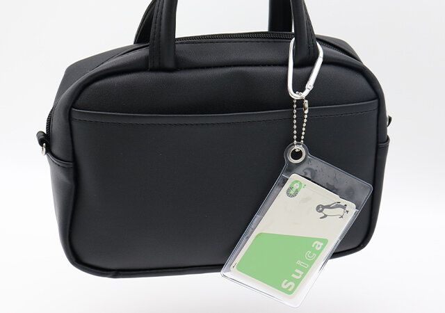 ダイソーのカバンに付けられるIDケース（クリア、乳白、黒）