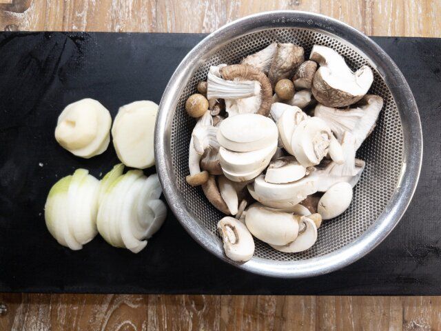 玉ねぎ・じゃがいもはそれぞれスライス、きのこ類はそれぞれ定期等な大きさにカットします。