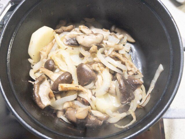 熱した鍋にバターを溶かし、きのこ、玉ねぎをしっかり炒め、じゃがいもを加える。
