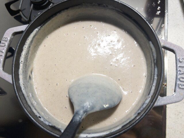 ブレンダーかミキサーで滑らかに攪拌し、牛乳を加えて弱火で温め、ホワイトペッパー・塩で味を整えます。