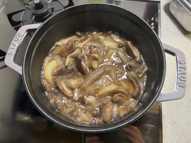 コンソメスープを注いで沸騰したら弱火にして、じゃがいもが柔らかくなるまで煮込みます。