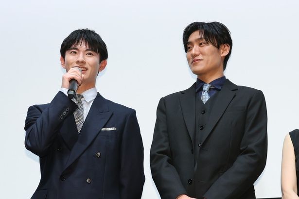 先輩・北條史也役の前田拳太郎さん(写真左)と松谷鷹也さん(同右)。野球経験のなかった前田さんを松谷さんが二人三脚で支えた