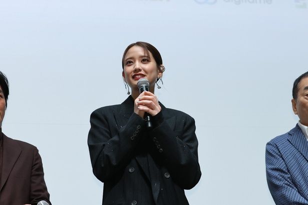 横田選手の姉・真子役の山崎紘菜さん。家族の空気感を出すため鈴木京香さんにグイグイ近づいたエピソードを披露