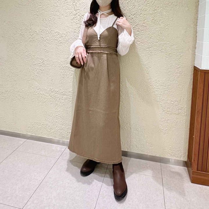 画像: ベロアトップスと合わせたきれいめコーデ