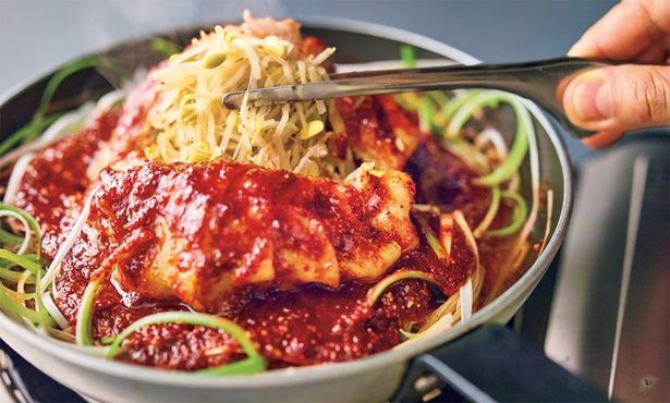 山盛り豆もやしプルコギ （C）韓国人オッパ セミ／KADOKAWA