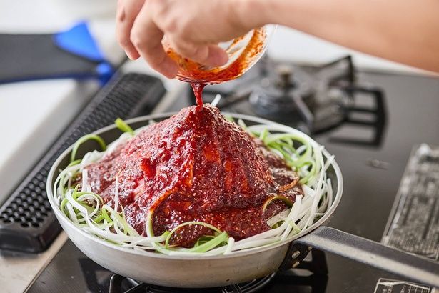 玉ねぎ、豆もやしを豚肉で覆い、周りに長ねぎをのせ、全体にAをかける （C）韓国人オッパ セミ／KADOKAWA