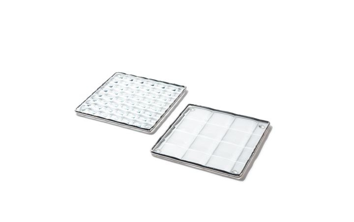 ステンドグラスの技法で表現した格子柄が印象的