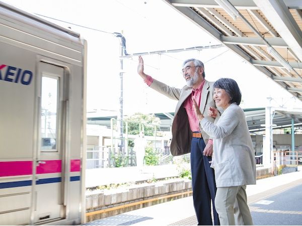 人と別れるときに手を振るのはなぜ？