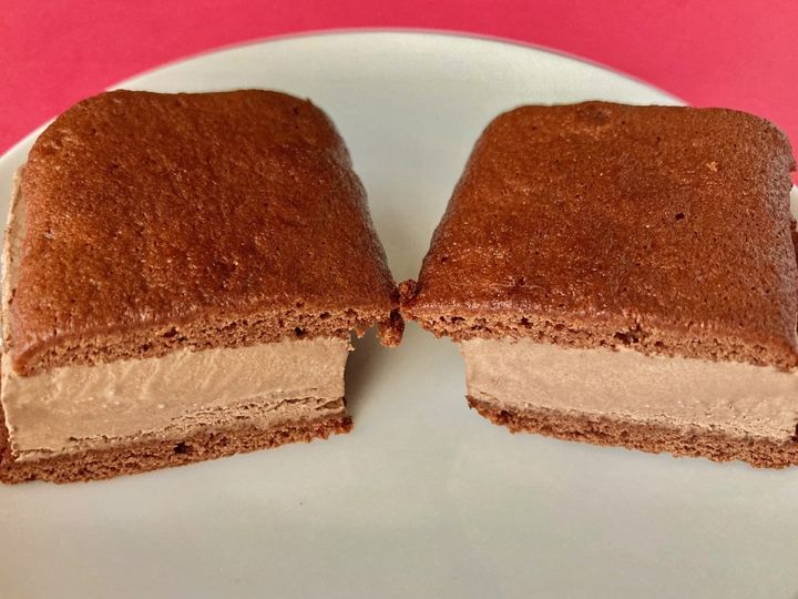 絶対食べたい！即買い確定！？【セブン】チョコの味わいが最高！なサンドアイス