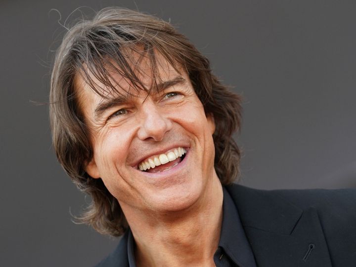 トム・クルーズ、一緒にオスカー名誉賞受賞のデビー・アレンとダンスでお祝い （C）AFLO width=