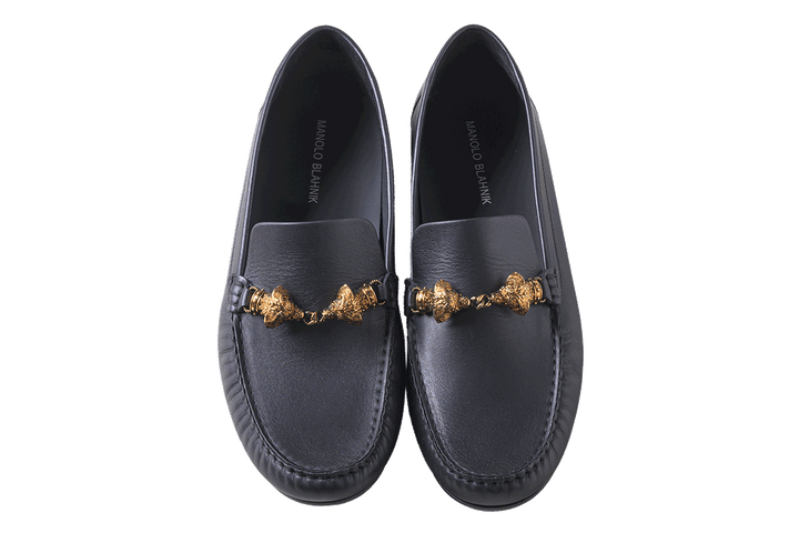 〈マノロ ブラニク〉のドライビングシューズ