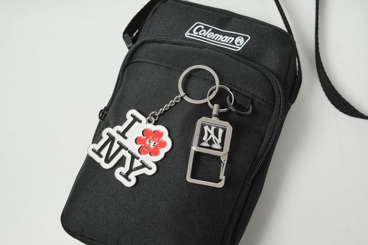 smart2月号には、『Coleman（コールマン）』のキーリング付き2層ショルダーバッグが特別付録として登場