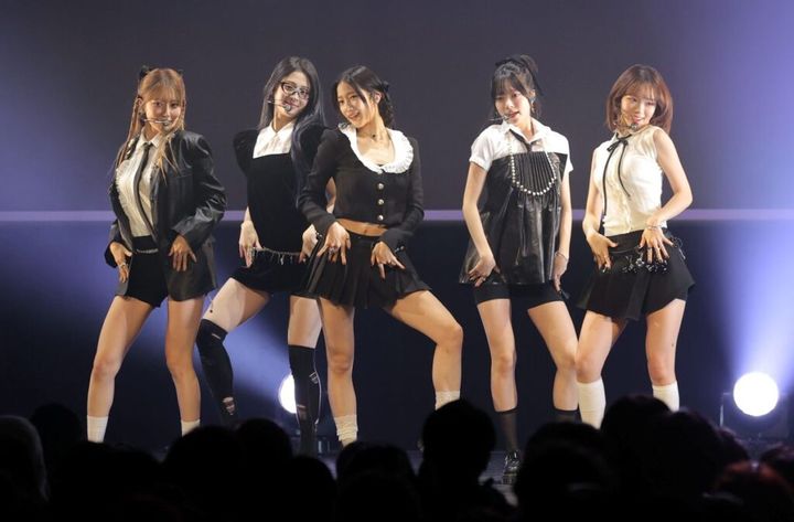 韓国の5人組ガールズグループ「LE SSERAFIM（ル セラフィム）」の公式ユーチューブアカウントが更新され、メンバー同士で新曲「SPAGHETTI」の立ち位置を入れ替えたダンスプラクティス動画が話題となっています。