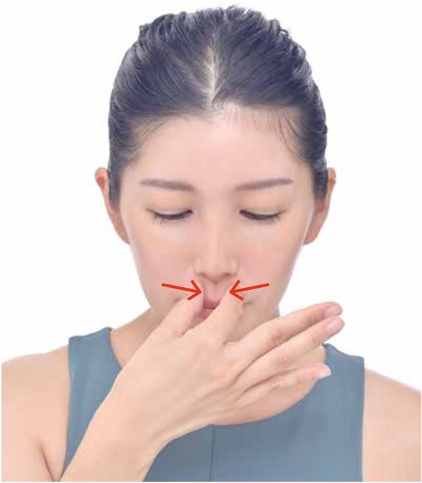 鼻の下を寄せて引っ張る (C)はちみつMIO(加藤美緒)／KADOKAWA