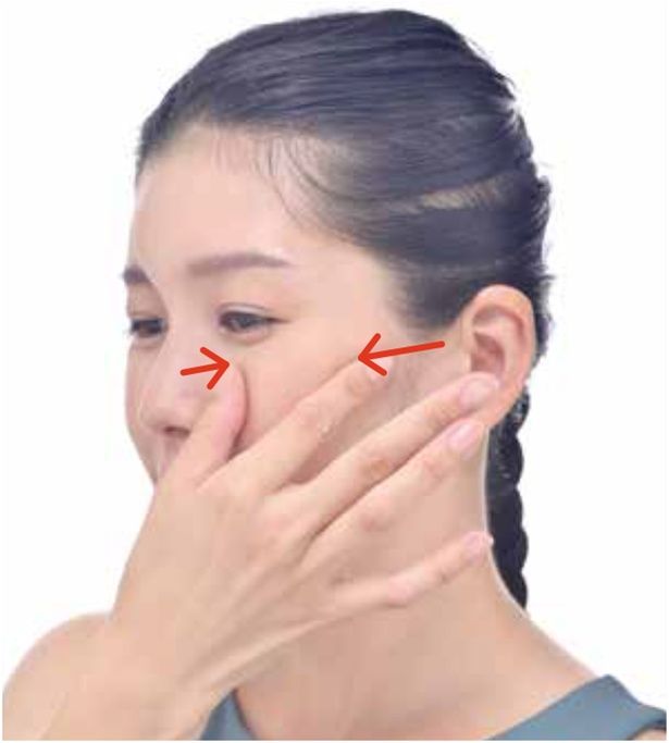 頰を寄せて引っ張る (C)はちみつMIO(加藤美緒)／KADOKAWA