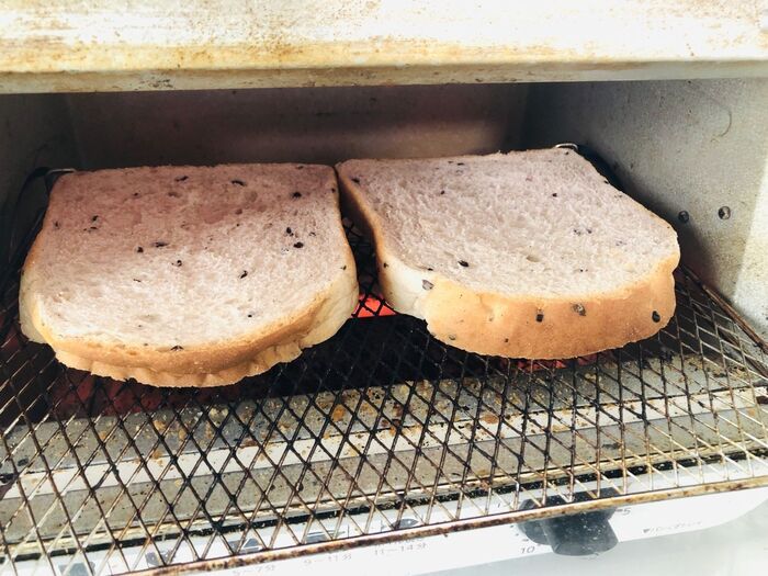 食パンをトースターで焼く