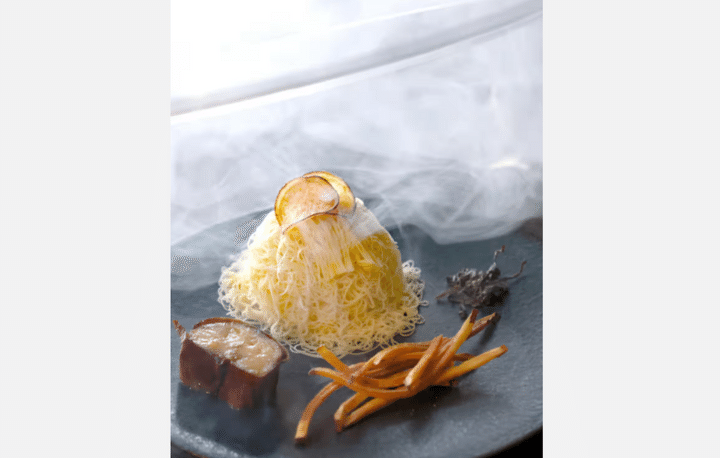 深まる秋。栗やサツマイモのモンブランが恋しくなる季節ですが、今年のモンブランのトレンドは「生絞り」、しかも「太さ1ミリ未満の極細」なんだそうです。産経ニュースから、そんな話題を紹介します。