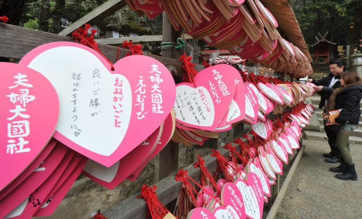 リクルートは運営するオンラインマッチングサービス「ゼクシィ縁結び」と結婚相談所「ゼクシィ縁結びエージェント」の全サービスを終了することを17日、発表しました。