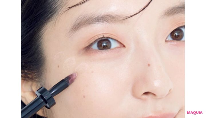 グレーぐすみ派のメイク直し リキッドハイライトで整える