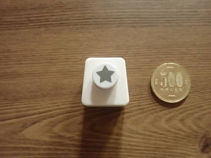 DAISO(ダイソー)：クラフトパンチ(ミニ、星型)