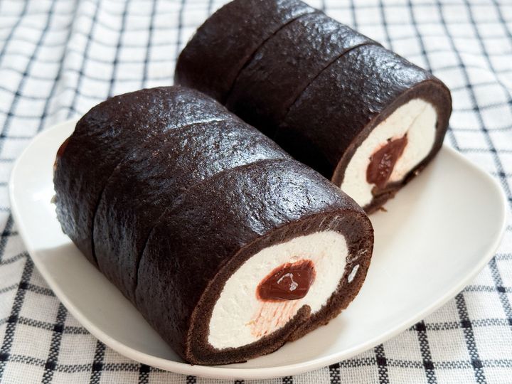 ローソン“黒いスイーツ”を発売前に食べてみた！ 見た目のインパクトに負けない本格的な味に感動＜実物レポ＞ width=