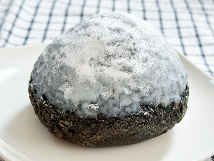 ローソン“黒いスイーツ”を発売前に食べてみた！ 見た目のインパクトに負けない本格的な味に感動＜実物レポ＞ width=