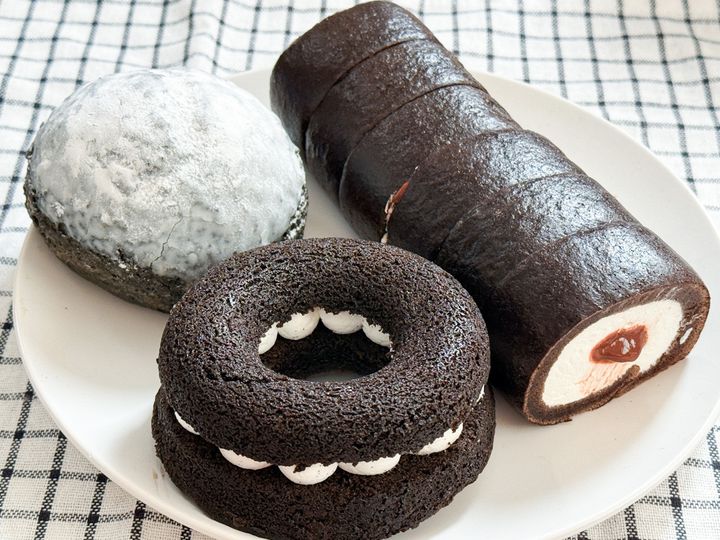 ローソン“黒いスイーツ”を発売前に食べてみた！ クランクイン！ width=