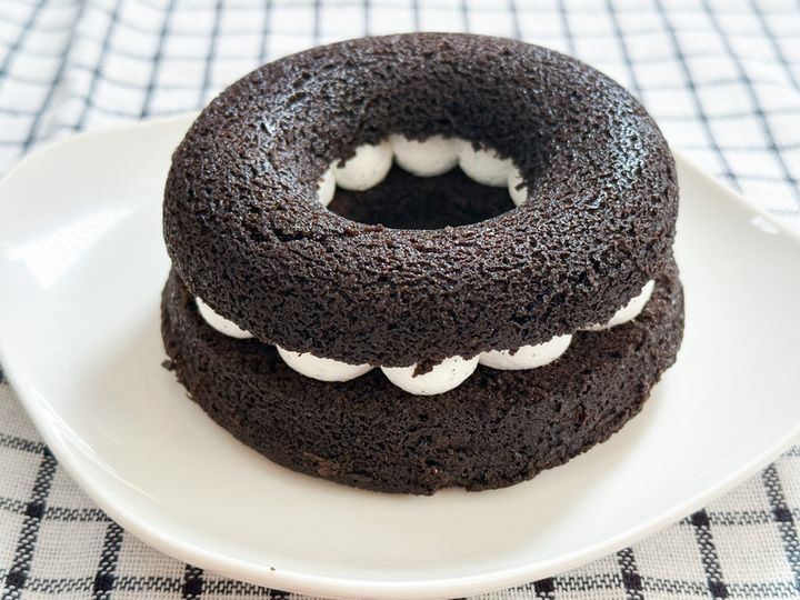 ローソン“黒いスイーツ”を発売前に食べてみた！ 見た目のインパクトに負けない本格的な味に感動＜実物レポ＞ width=