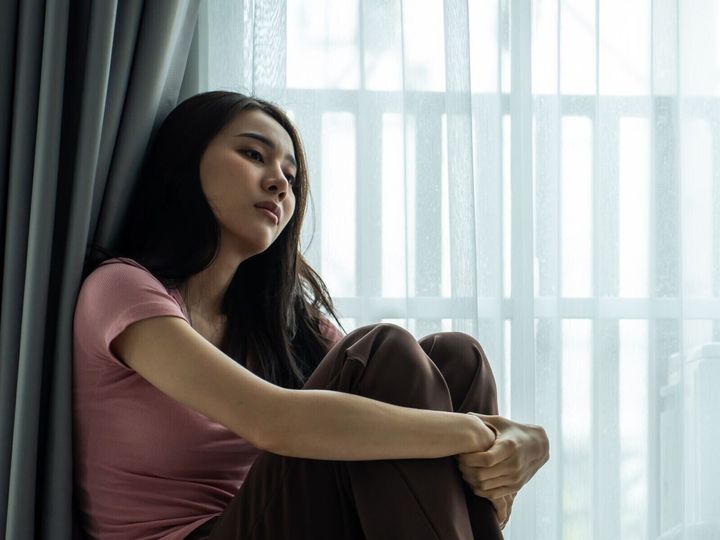 【脳科学者が解説】孤独による健康リスクは「1日15本の喫煙に匹敵する」という報告があるようです。脳科学的に、孤独は健康にどう影響するのか、分かりやすく解説します。（※画像：shutterstock.com）