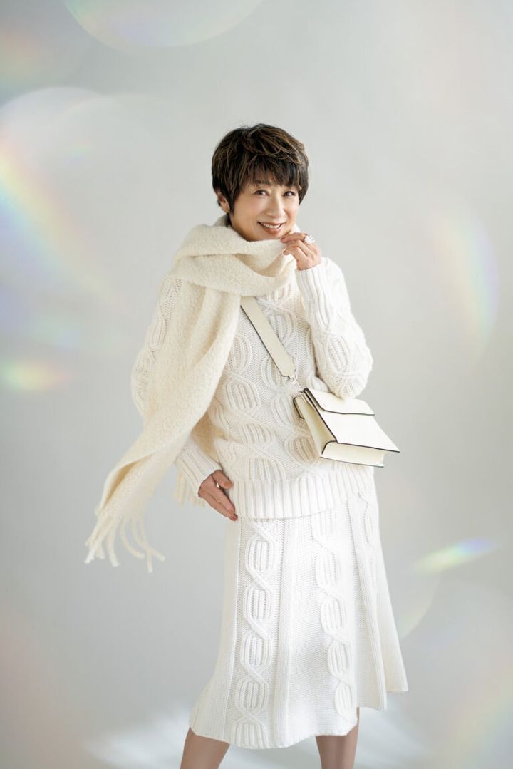 ニット¥357,500、スカート¥327,800／マーロ（ウールン商会）、マフラー¥68,200 ／ロレーナ アントニアッツィ（ウールン商会）、人差し指のリング¥72,600、中指のリング¥97,900 ／ともにヒロタカ（ヒロタカ 表参道ヒルズ）、バッグ¥346,500 ／ヴァレクストラ（ヴァレクストラ・ジャパン）