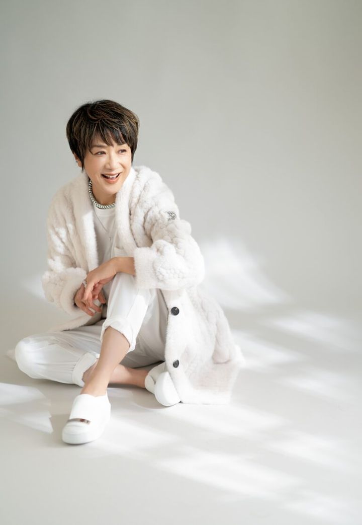 エコファーコート¥162,800／エルマンノ フィレンツェ（ウールン商会）、Tシャツ¥51,700、パンツ¥69,300 ／ともにイレブンティ（三喜商事）、チョーカー¥3,544,200、ネックレス¥1,215,500、人差し指のリング¥432,300、中指指先のリング¥181,500、中指のリング¥347,600／すべてフォッぺ（フォッぺジャパン）、靴¥110,000／セルジオ ロッシ（セルジオ ロッシ ジャパン カスタマーサービス）