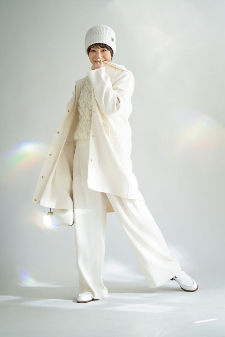 コート¥434,500、ニット帽¥38,500／ともにイレブンティ（三喜商事）、ニット¥181,500 ／ファビアナ フィリッピ（コロネット）、パンツ¥42,900／ロゥタス（ロゥタスカスタマーサービス）、リング¥728,200／TASAKI、バッグ¥207,900 ／ジミー チュウ、靴¥156,200／ジェイエムウエストン（ジェイエムウエストン青山店）