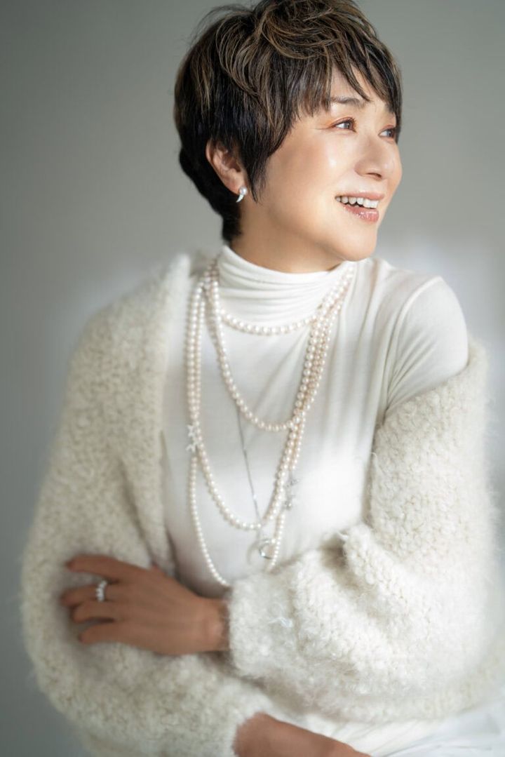 タートルトップス¥60,500／プーロタット（サン・フレール）、ニットボレロ¥99,000／オーヴィル（オーヴィル カスタマーサービス）、ピアス¥427,900、リング¥671,000、大玉一連ネックレス¥1,016,400、中玉ロングネックレス¥1,980,000、星つきネックレス¥3,630,000、ペンダント¥653,400／すべてTASAKI