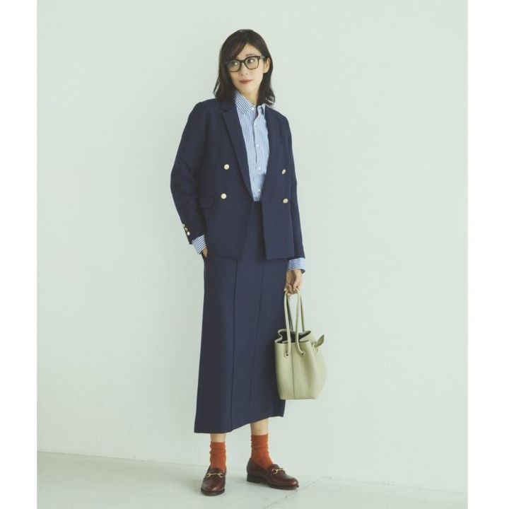 【着回しアイテム：Ⓐ＋Ⓕ】シャツ2万900円（マイカ＆ディール／D MC） バッグ4万4000円（ヴァジック／ヴァジックジャパン） ローファー3万9600円（ジャランスリウァヤ／ジャランスリウァヤ 日本橋） ソックス770円（靴下屋／タビオ） メガネ5万380円（オリバーピープルズ／ルックスオティカジャパン カスタマーサービス）