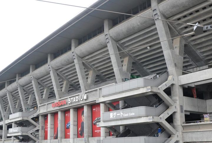 横浜市の山中竹春市長は17日、横浜市港北区にある日産スタジアムの命名権（ネーミングライツ）について、日産自動車と5年間で総額6億5千万円での契約の更新に同意したと発表しました。