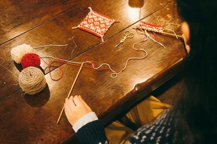 喫茶店で開かれる編み物教室って？ かぎ針初心者にもおすすめなフェアアイルコースターを作ってみた【FUDGE dig. × FUDGE FRIENDの“大人の習い事”探し。】